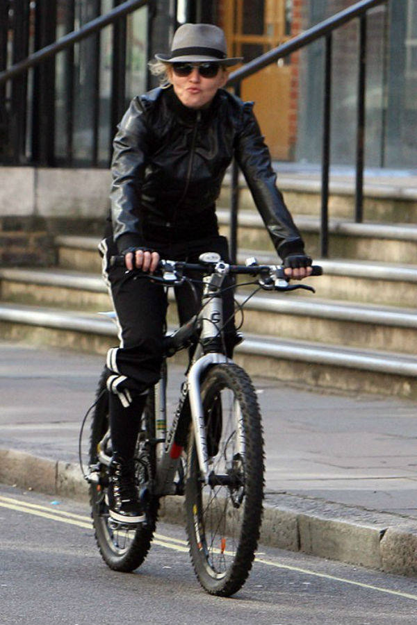 Maddona, tratando de pasar desapercibida, con su bicicleta de montaña.