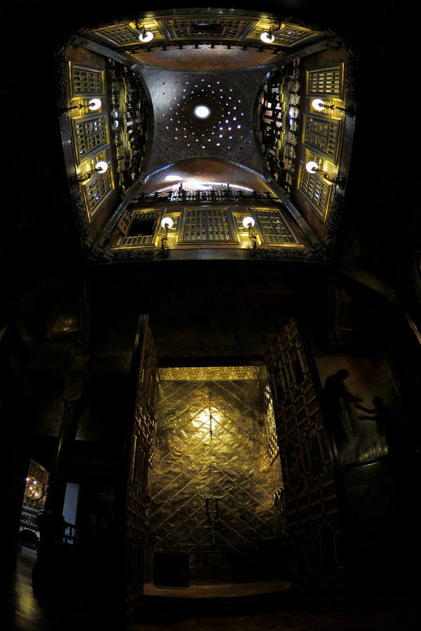 Vista interior del Palacio Güell, tomada en 2011, en su reinauguración. La mansión de estilo modernista diseñada por Gaudí fue construida entre 1886 y 1890, por encargo del magnate textil Eusebi Güell, mecenas de toda la vida del arquitecto Gaudí.