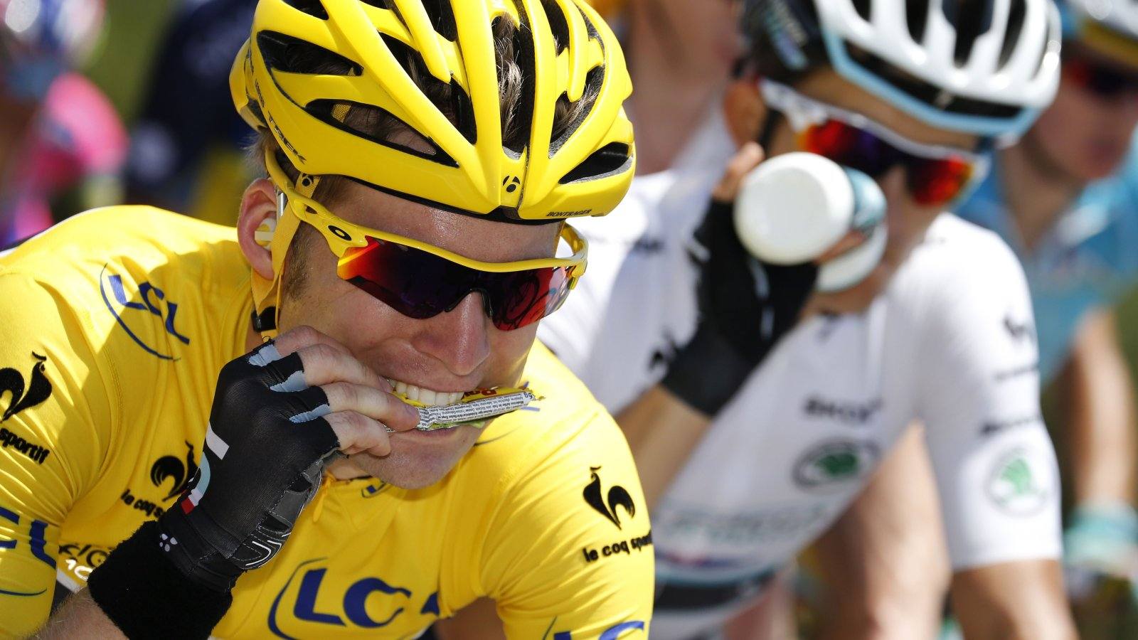 
Simon Gerrans se impone en un ajustadísimo sprint a Peter Sagan en una jornada sin cambios en la general
