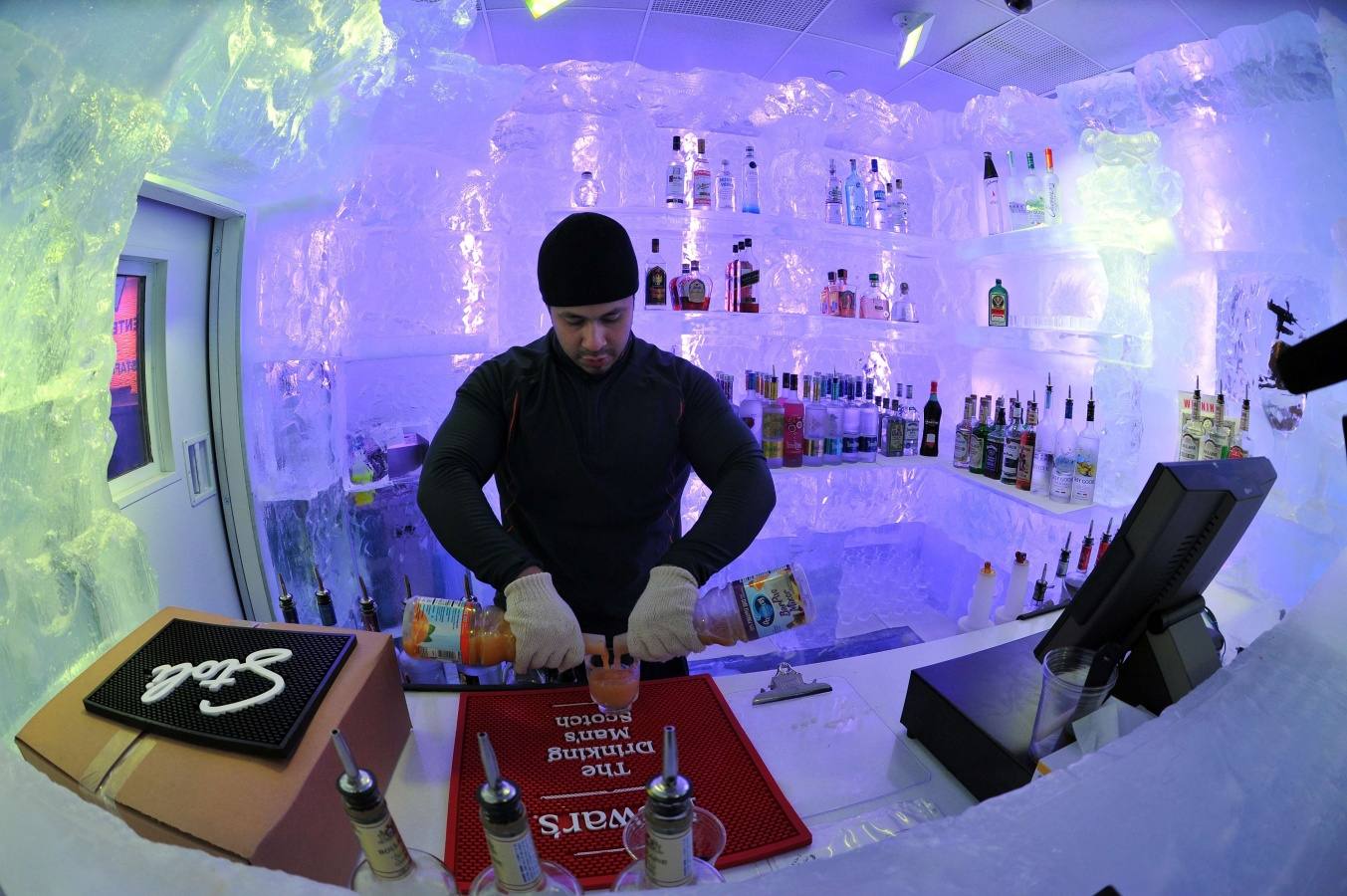 El bar sirve bebidas con y sin alcohol