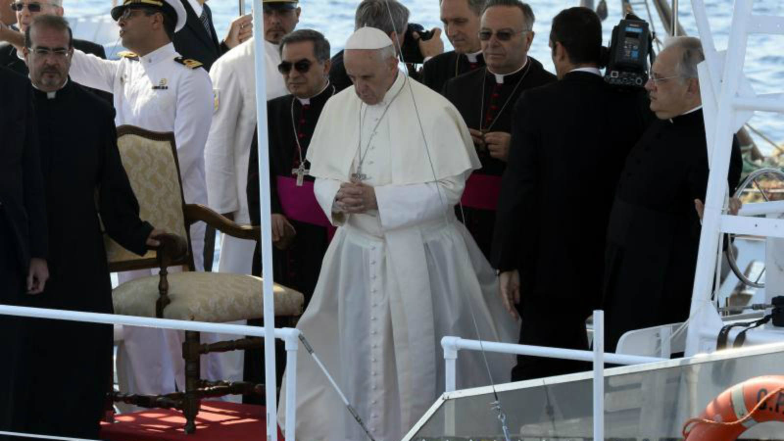 Subido a un barco, desde el que ha rezado por las vidas de los inmigrantes africanos que han perdido la vida intentanto llegar a las costas italianas