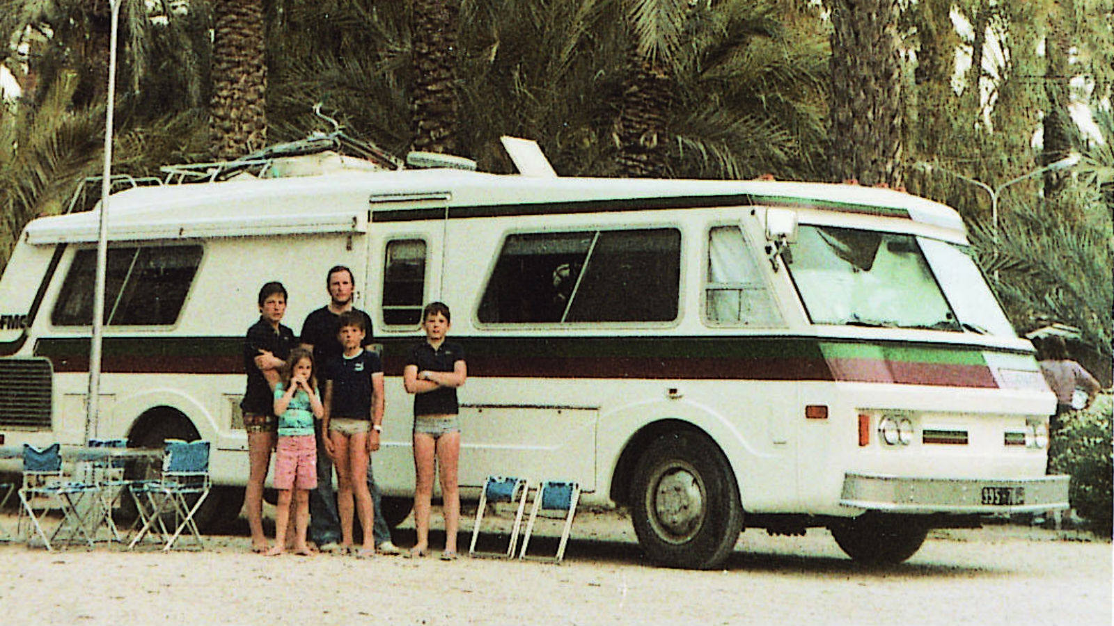 
Simeón II de Bulgaria, el 7 de julio de 1979, con sus hijos en el palmeral de Elche junto a la caravana en que viajaba la Familia Real durante sus vacaciones.
