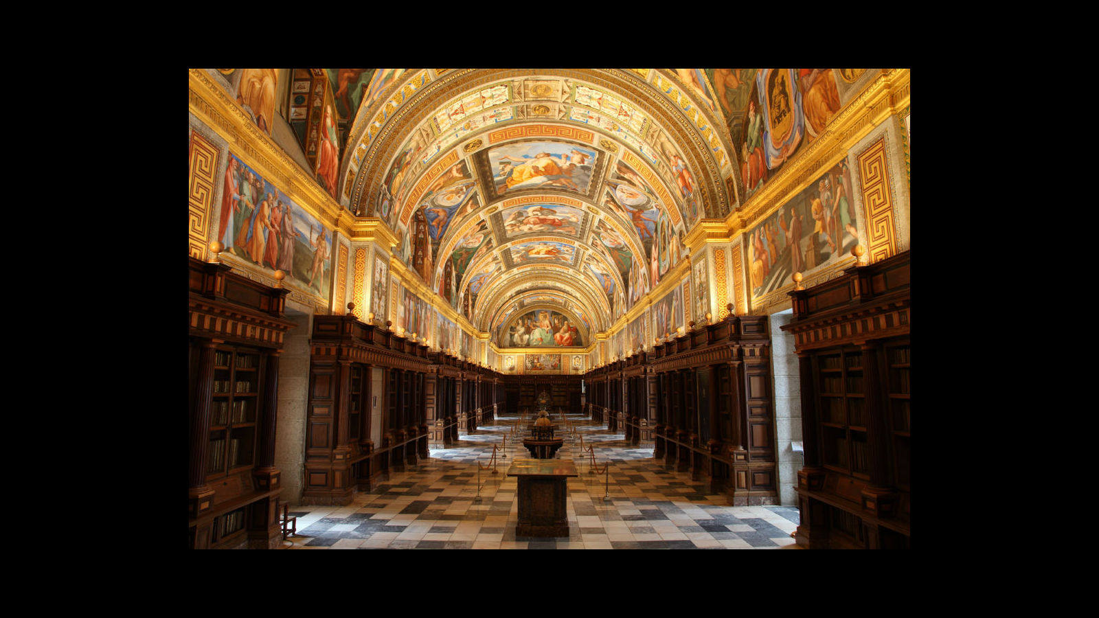 
Imagen de la biblioteca del Monasterio
