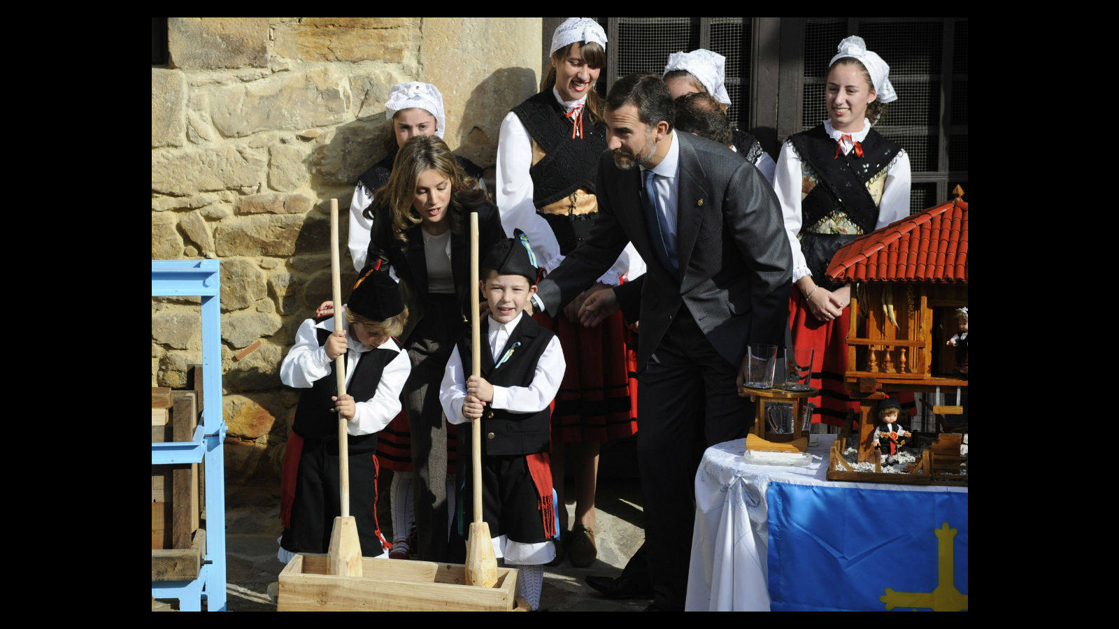Don Felipe y Doña Leticia acudieron a la localidad un día después de presidir la ceremonia de los premios Príncipe de Asturias en Oviedo