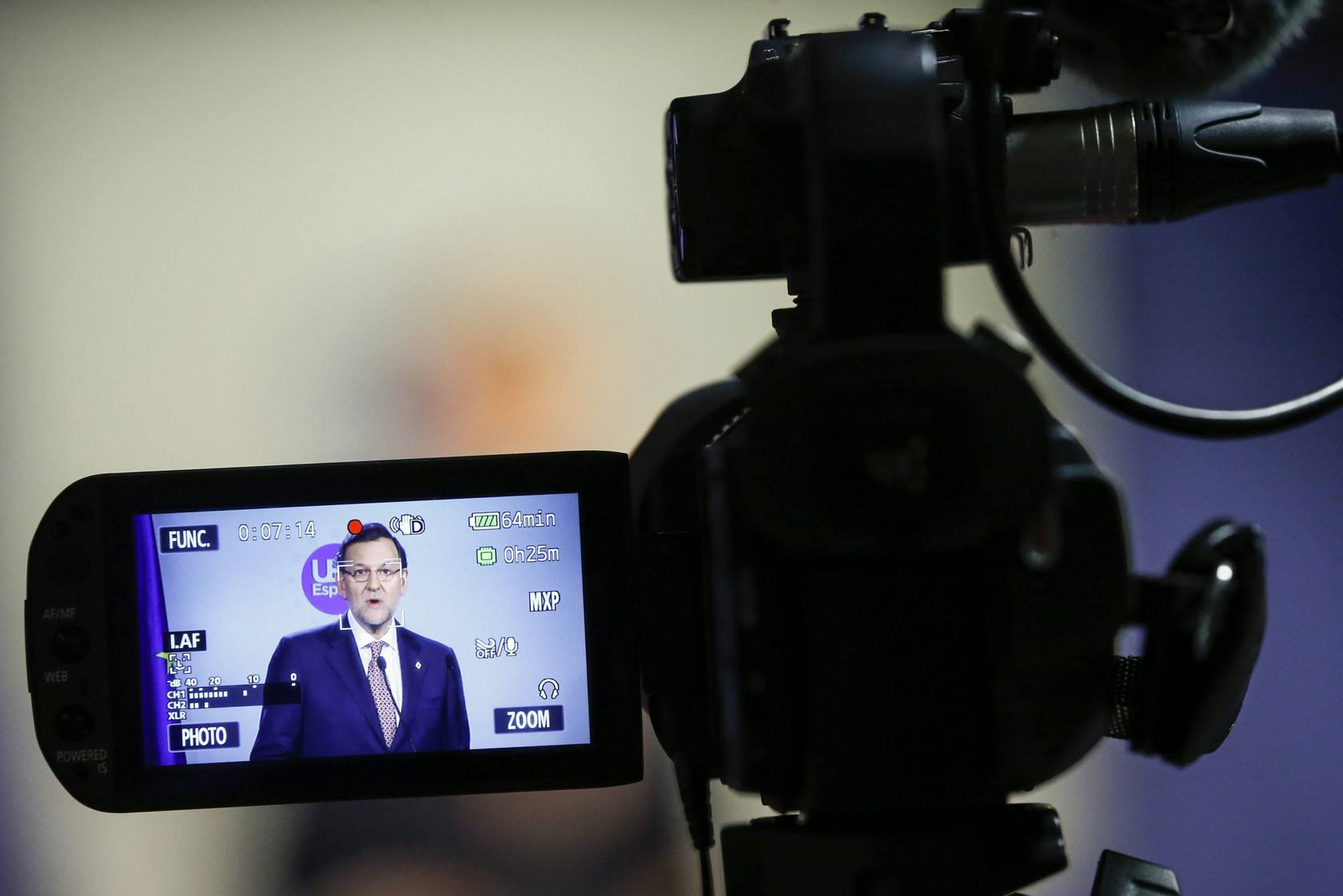 El monitor de una cámara muestra al presidente del Gobierno español