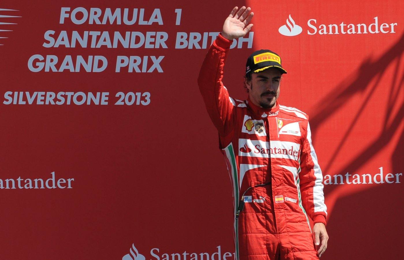 
Alonso acaba tercero en una carrera loca por los reventones de ruedas, ganada por Rosberg y en la que Vettel abandonó cuando era líder
