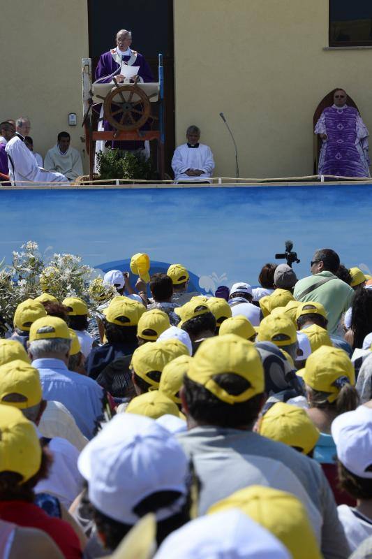 Un momento de la misa que el Papa Francisco ha celebrado en Lampedusa