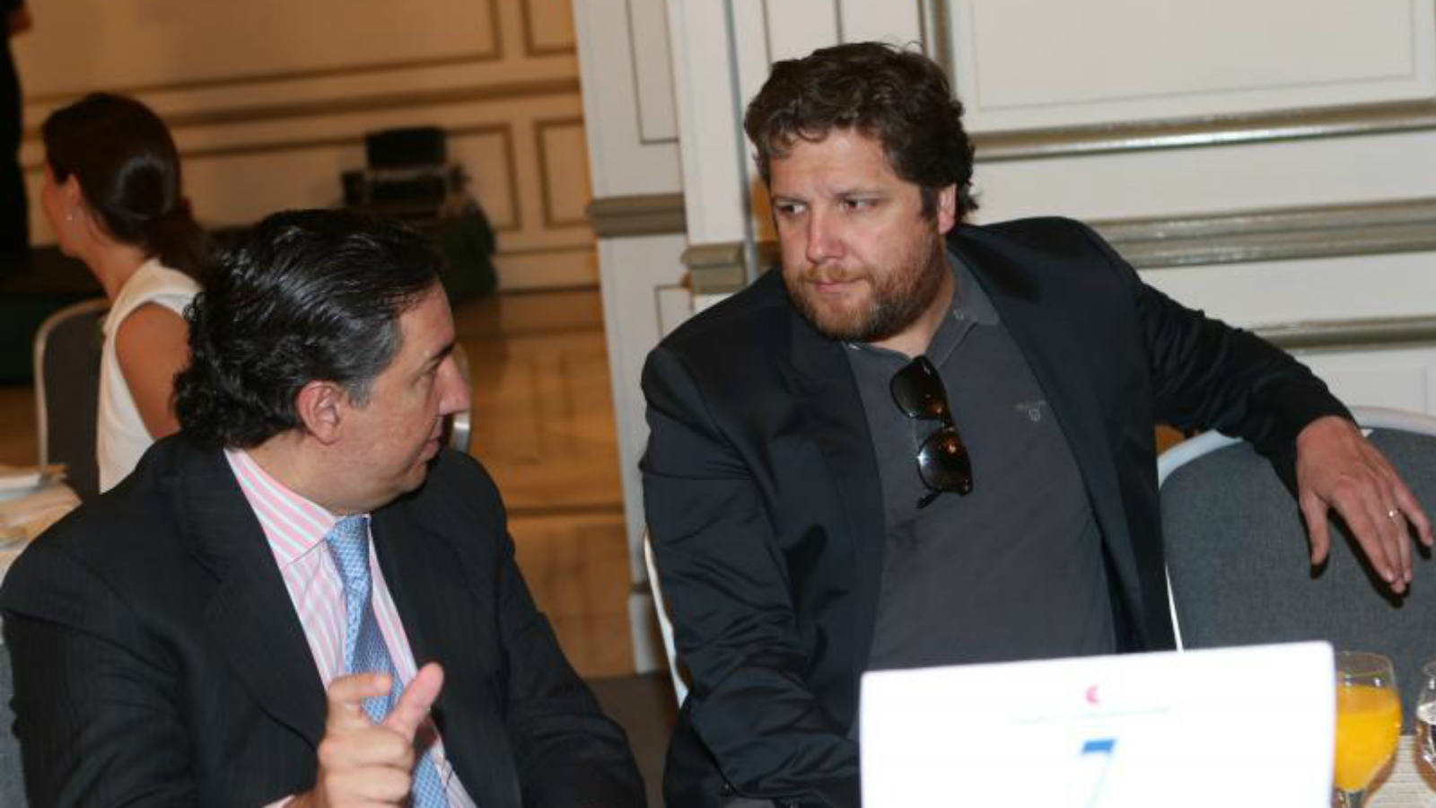 El columnista de ABC, David Gistau, charla con otro de los asistentes al Foro Nueva Comunicación, en el que ha intervenido Luis Enríquez