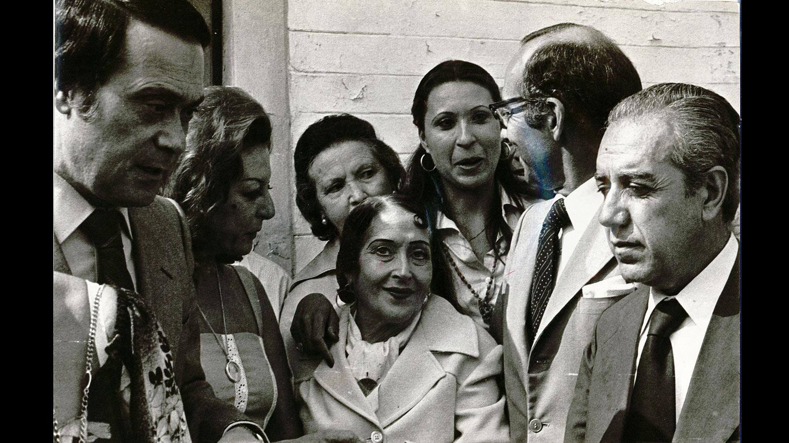 Estrellita Castro en Sevilla en 1978. Junto a ella aparecen personalidades de la política como José Ramón Pérez de Lama, entonces alcalde de Sevilla, y los concejales José Jesús García Díez y Pepe Castillo