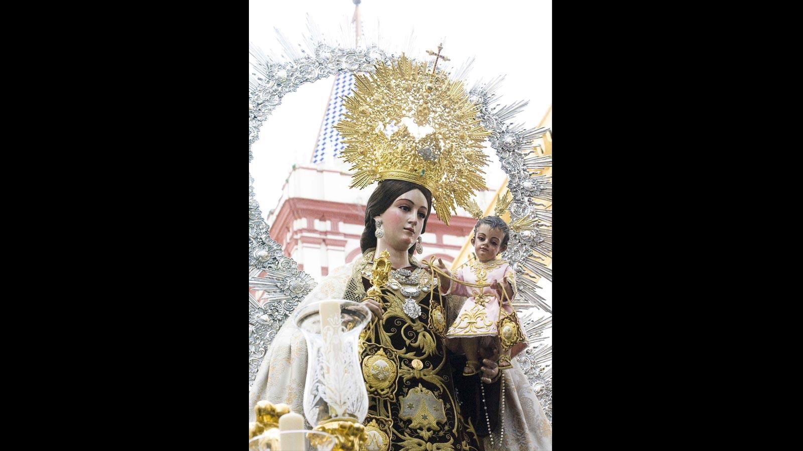 
El paso de la Virgen del Carmen de San Gil, dentro de las rejas de la basílica de la Esperanza Macarena, en 2010
