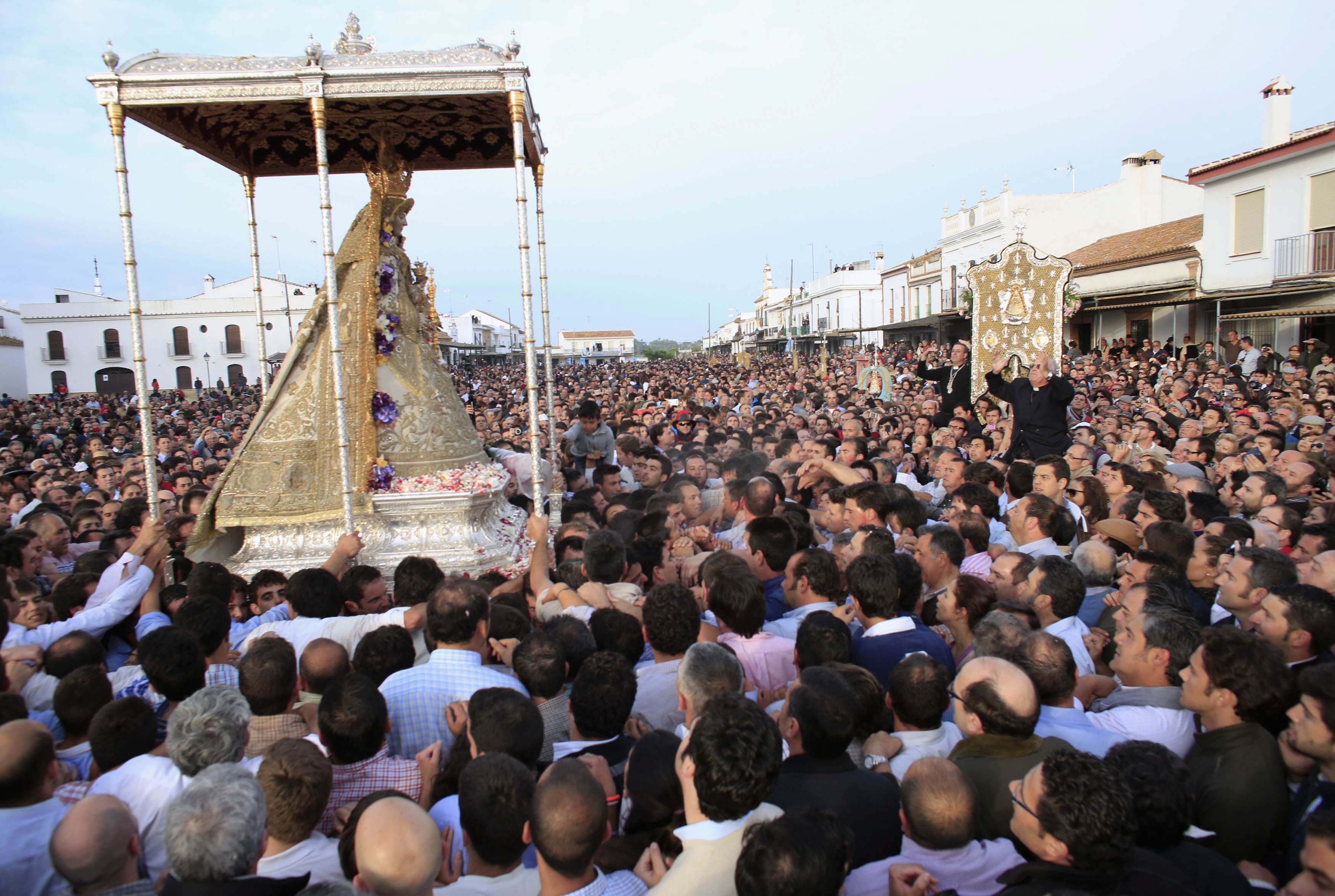 La Virgen del Rocío, por la aldea almonteña Andalucia sevilla.abc.es La Virgen del Rocío, por la aldea almonteña Andalucia sevilla.abc.es