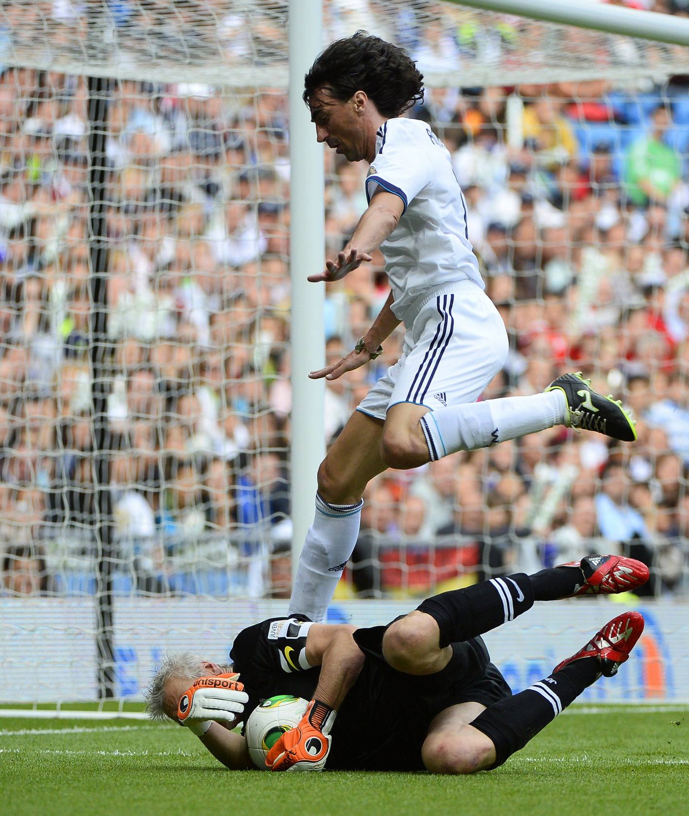 
Amavisca intenta superar a Peruzzi
