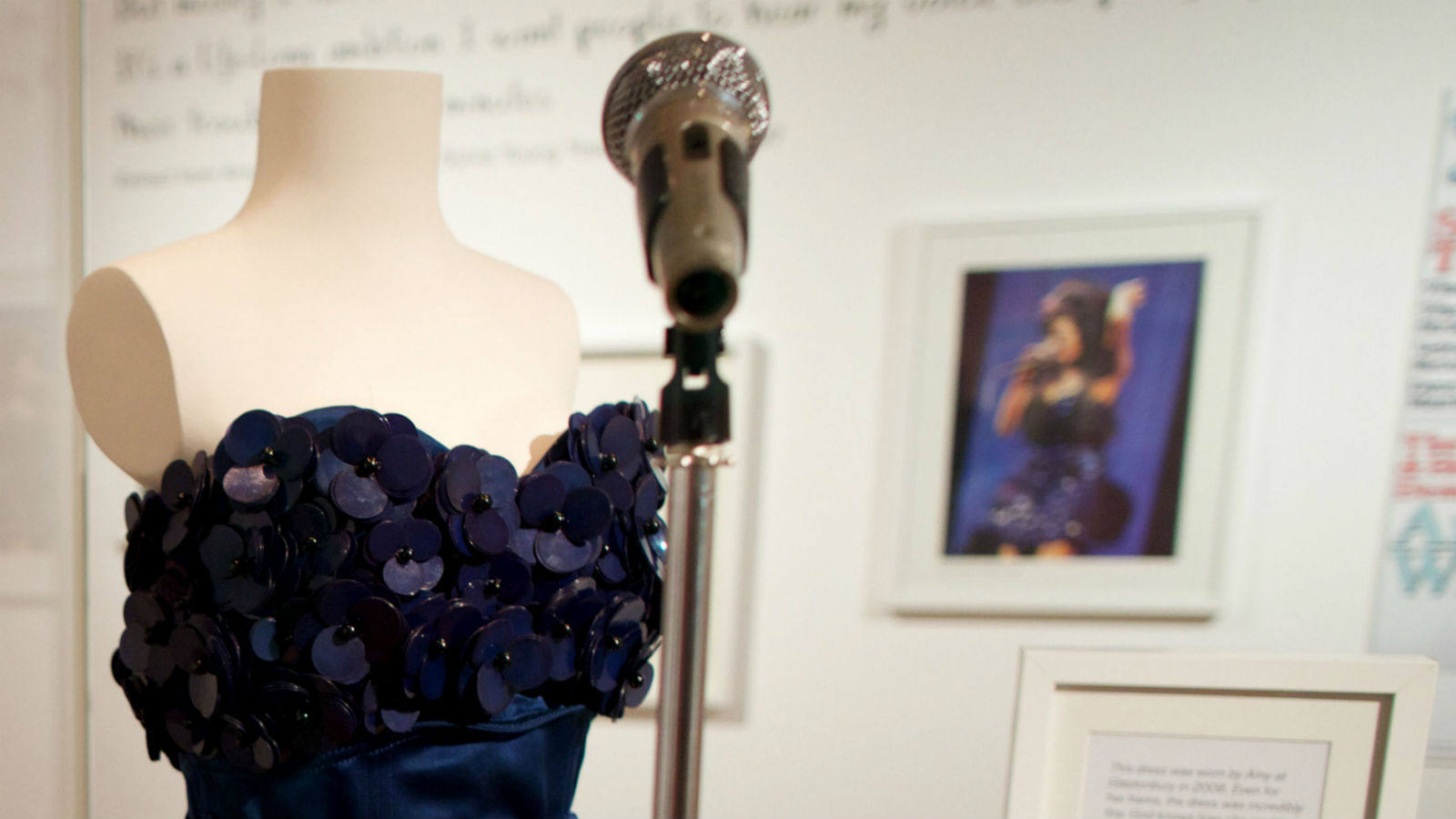 Imagen del vestido azul que Amy Winehouse llevó en el festival de Glastonbury en 2008