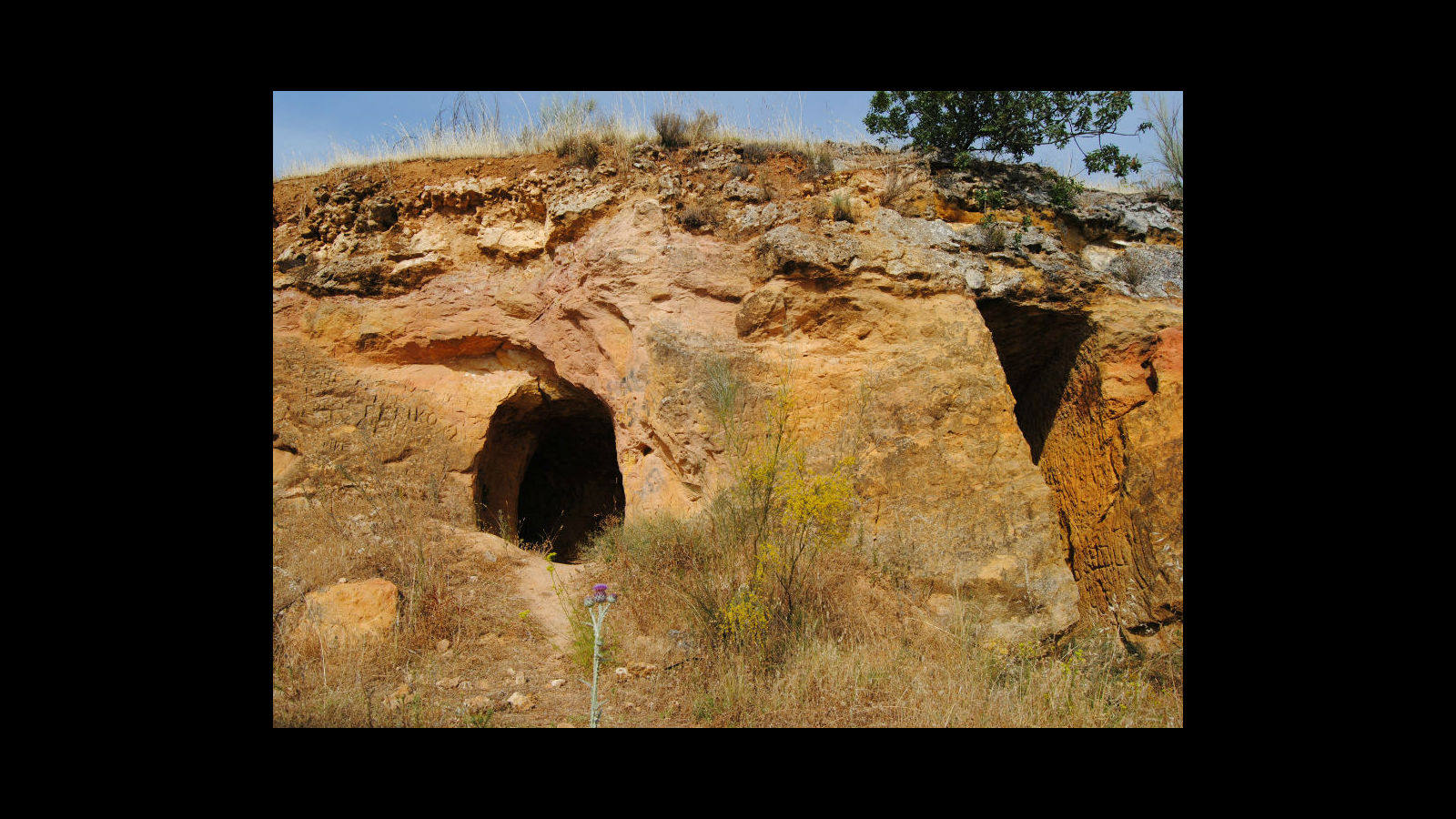 Al avanzar las jornadas, se envió la orden de que, cerca de estas cuevas, se presentaran 8 blindados T-26 para asaltar varias posiciones franquistas el día 11.