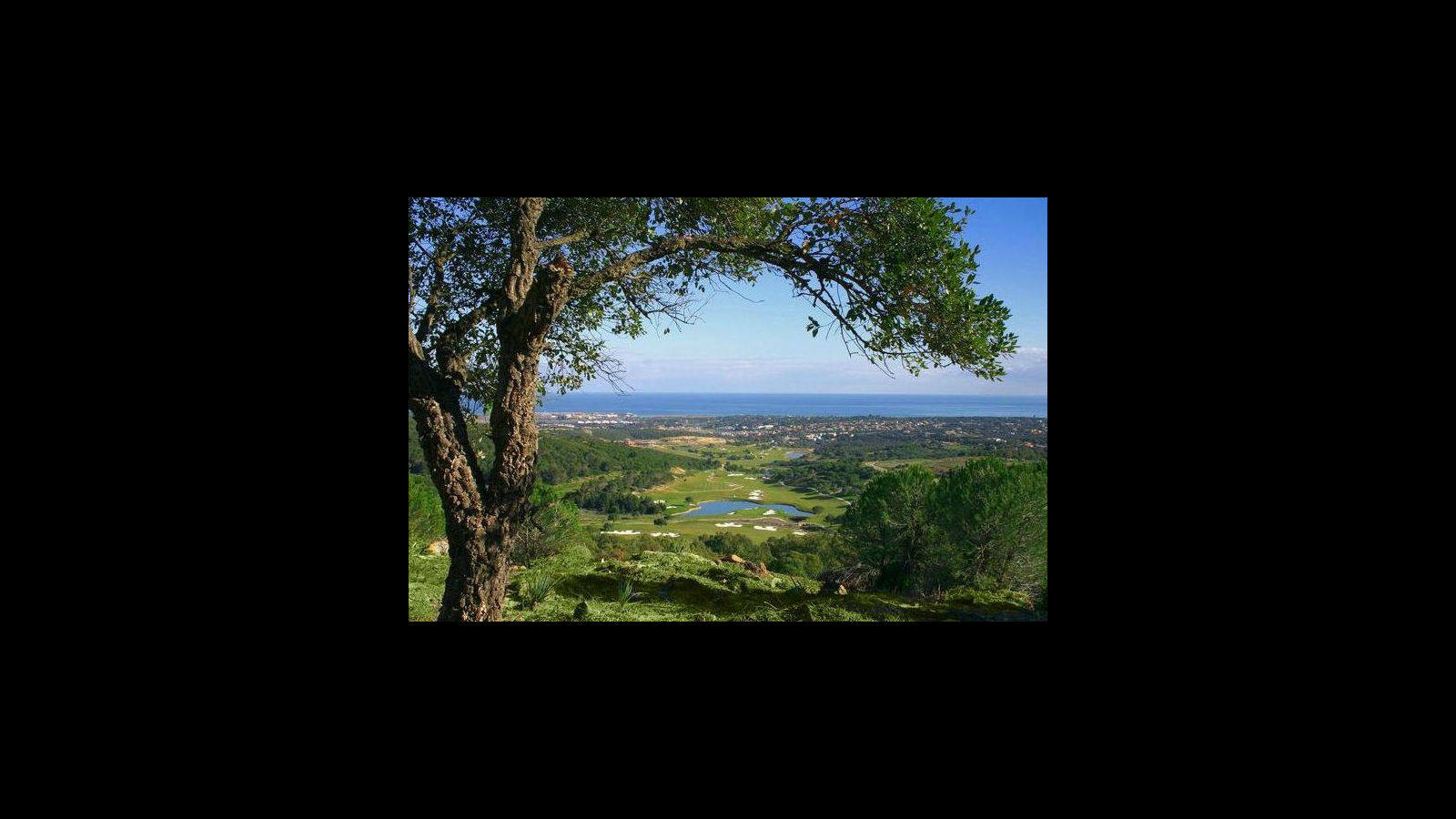 
En Sotogrande se puede combinar un bonito paseo por la playa con uno por el campo
