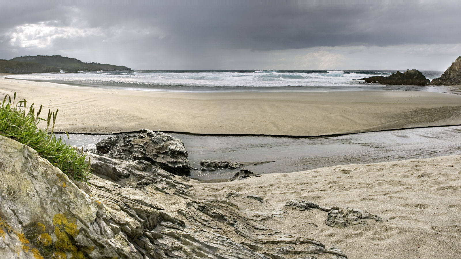 El arenal de Frejulfe es Monumento Natural por su interesante vegetación dunar y por su ecosistema