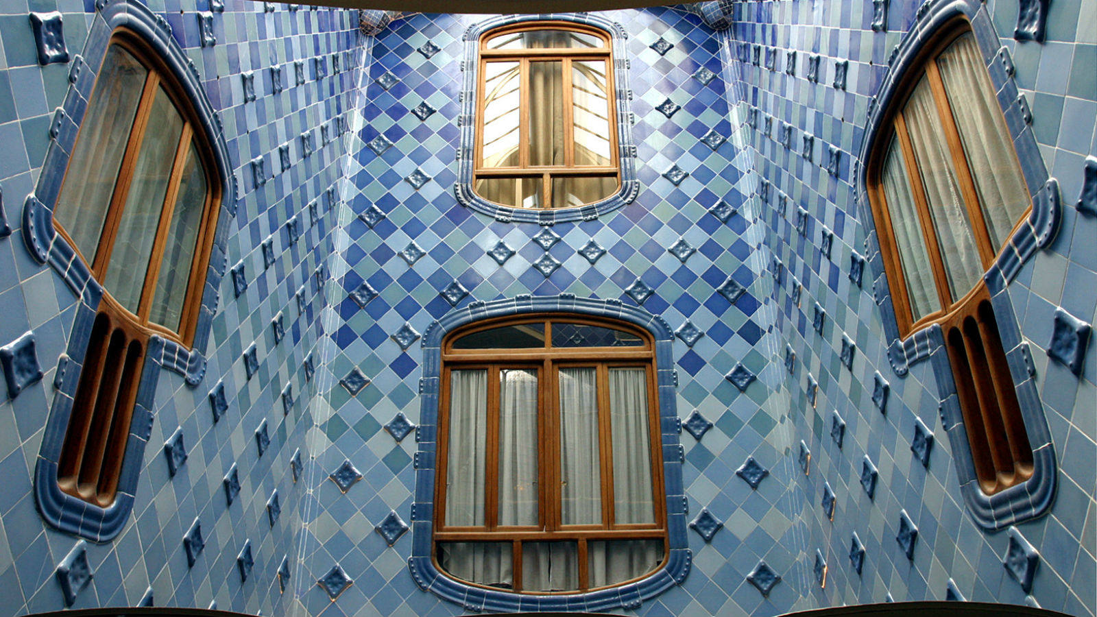 Interior de la Casa Batlló, una de las obras maestras del modernismo y, posiblemente, la joya arquitectónica que mejor resume el esplendor, la fantasía y las genialidades de Gaudí.