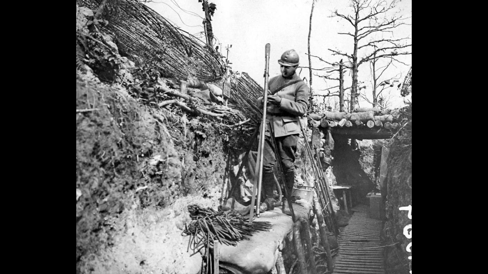 
Soldado francés en una trinchera de primera línea de la Batalla del Somme, en octubre de 1916.
