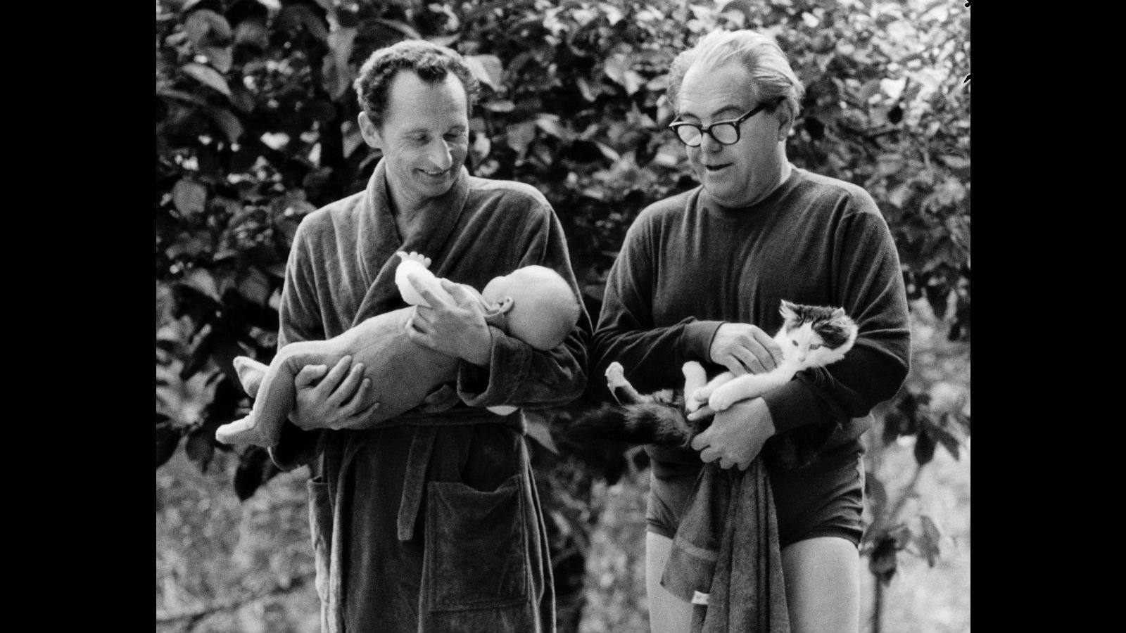 El teórico literario alemán Walter Höllerer (1922-2003) con su hijo Florian y el novelista suizo Max Frisch (1911-1991) con gato, en Berzona, Suiza, septiembre 1968. Frisch es uno de los máximos representantes de la literatura en alemán de postguerra