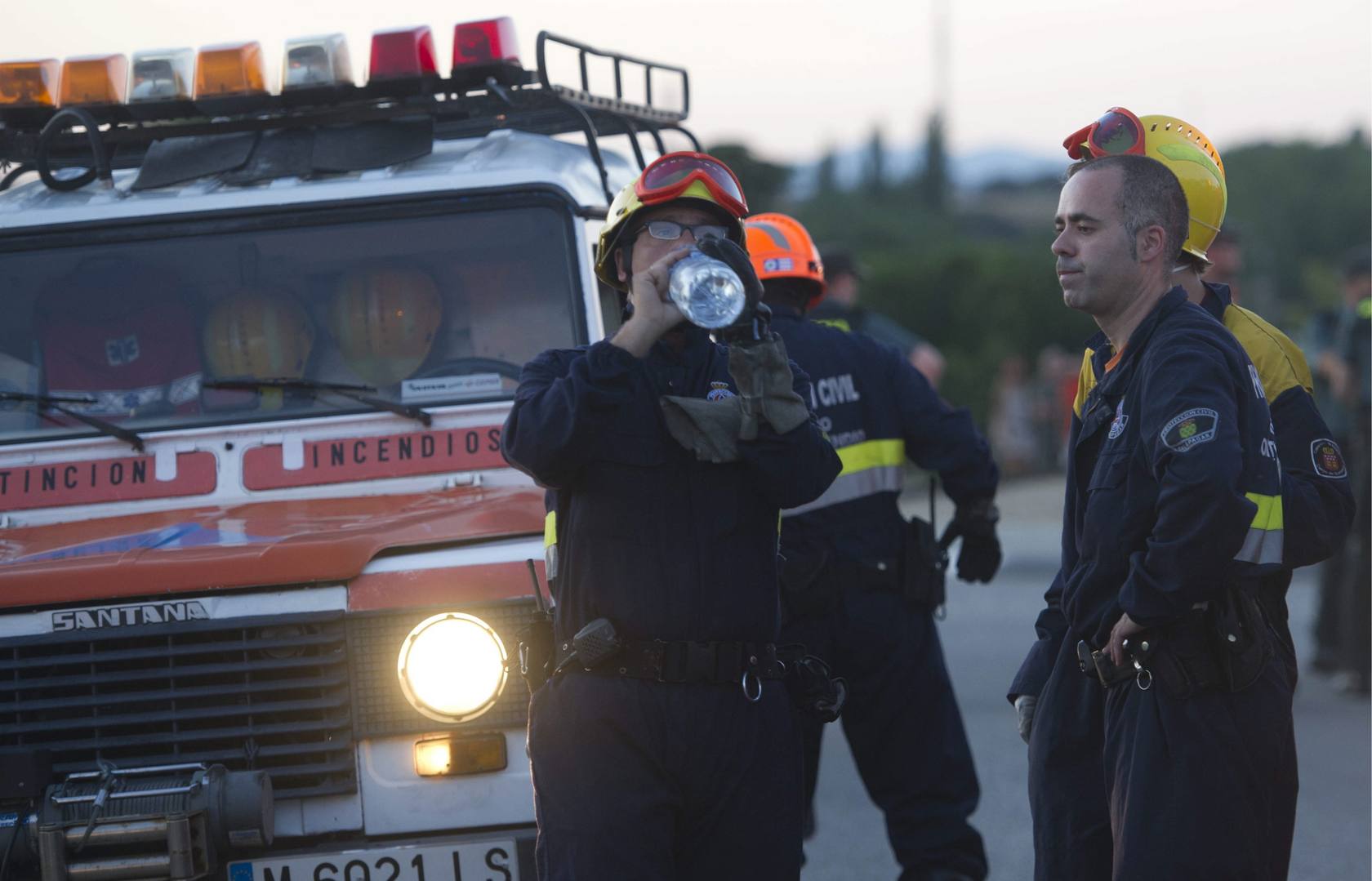 Los bomberos en el incendio que ha afectado a la urbanización Cerro de Alarcón y La Charquilla y el corte de la M-510 a su paso por la localidad de Valdemorillo.