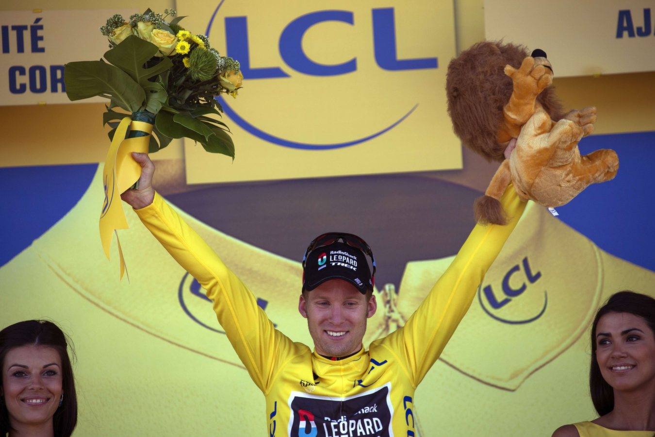 
Jan Bakelants sorprende al pelotón y se lleva el triunfo de etapa y el maillot amarillo
